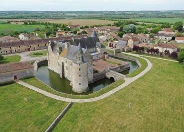 Visite des extérieurs et de la chapelle du château de Saveilles