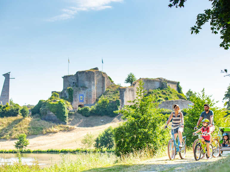 Cyclistes devant le château de Tiffauges