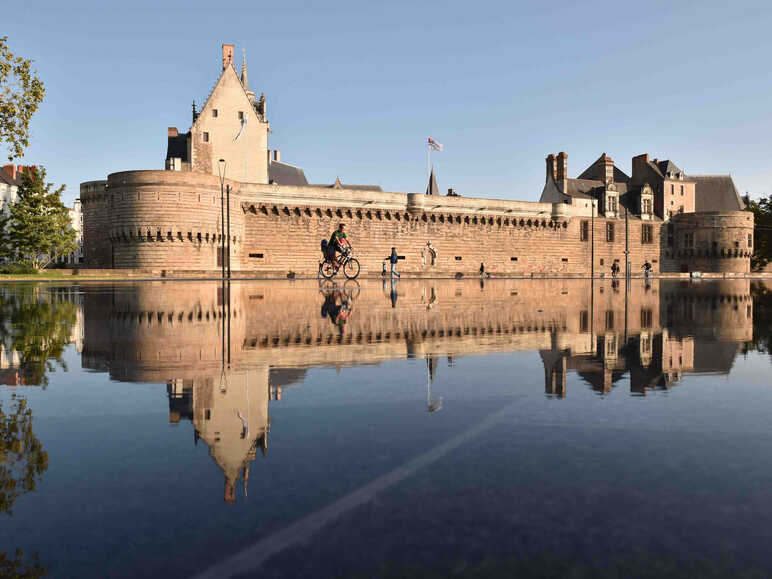 Miroir d'eau - Carré Feydeau et Château des ducs de Bretagne