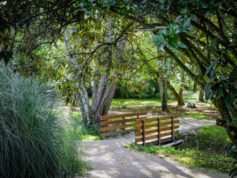 Passerelle dans les jardins de l'Argentor